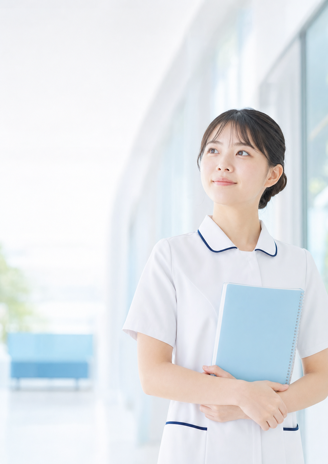 明るい病院で未来を見つめる看護師